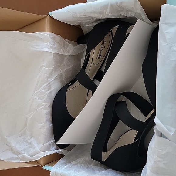 Woman's Life Stride Black Heels - Picture 10 of 10